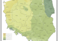 Mapa stref mrozoodporności w Polsce według klasyfikacji USDA za lata 1991–2020. Podział kraju od najcieplejszych stref 8a na Świnoujściu i Helu, przez 7b i 7a w Polsce Zachodniej i Środkowej, po chłodniejsze 6b i 6a na wschodzie oraz w rejonach górskich.